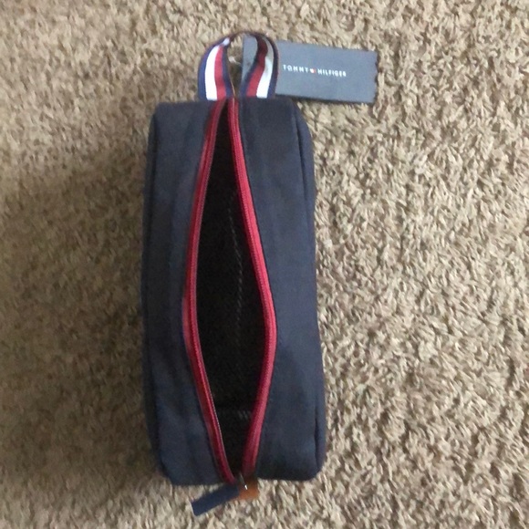New with tags tommy hilfiger travel kit. - Picture 4 of 4